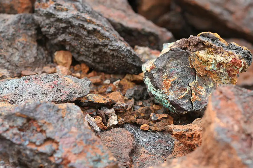 How Does a Copper Ore Crusher Work? Laminated Crushing Principles, Chamber Design and Key Components Explained