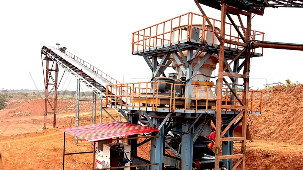 Crushing plant configuration and feed arrangement